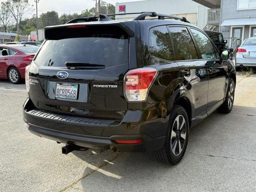 Crystal Black Silica 2018 Subaru Forester 2.5i Premium