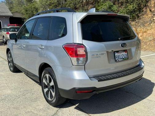 Ice Silver Metallic 2018 Subaru Forester 2.5i Premium