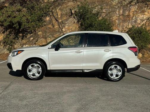 Crystal White Pearl 2017 Subaru Forester 2.5i