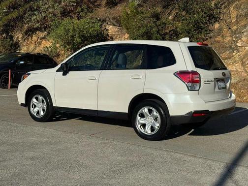 Crystal White Pearl 2017 Subaru Forester 2.5i