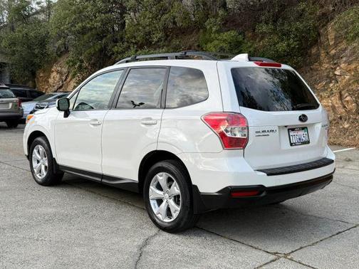 Crystal White Pearl 2016 Subaru Forester 2.5i Premium