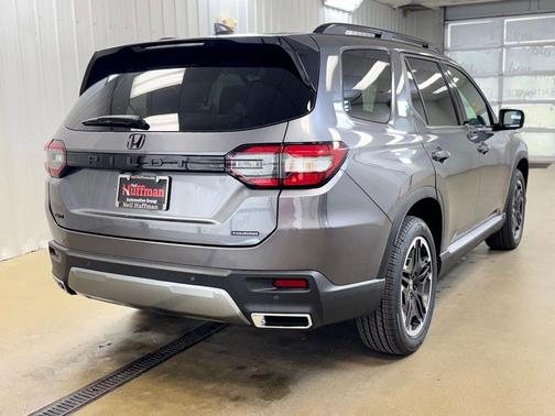 Modern Steel Metallic 2026 Honda Pilot Touring 8-Passenger