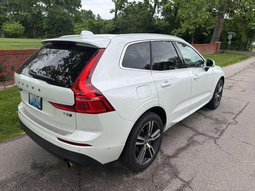 Crystal White Pearl Metallic 2019 Volvo XC60 T5 Momentum