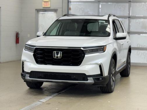 2025 Honda Pilot Touring 8-Passenger