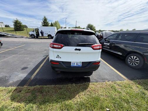 Bright White Clearcoat 2016 Jeep Cherokee Altitude