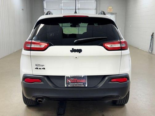 Bright White Clearcoat 2016 Jeep Cherokee Altitude