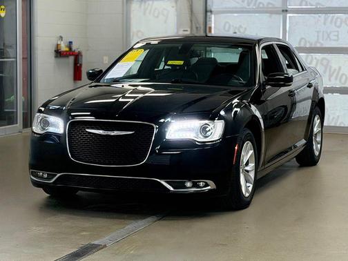Gloss Black 2015 Chrysler 300 Limited