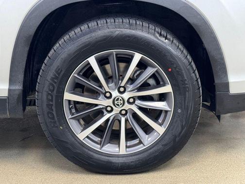 Celestial Silver Metallic 2019 Toyota Highlander XLE