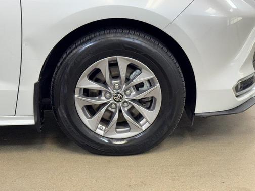 2022 Toyota Sienna XLE 7 Passenger