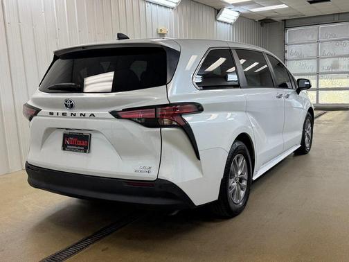 2022 Toyota Sienna XLE 7 Passenger