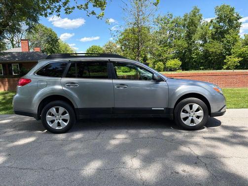 Steel Silver Metallic 2010 Subaru Outback 2.5 i Premium