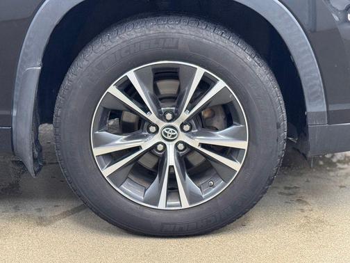 Midnight Black Metallic 2016 Toyota Highlander XLE