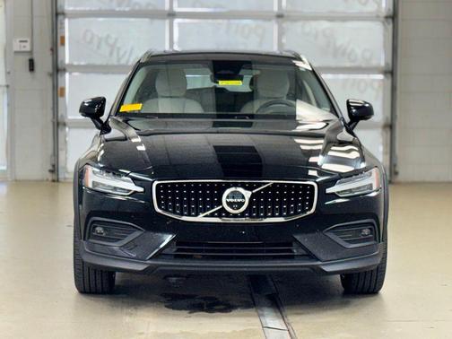 Onyx Black Metallic 2025 Volvo V60 Cross Country Ultra, B5 AWD Gas (mild hybrid)