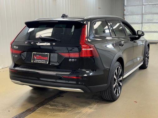 Onyx Black Metallic 2025 Volvo V60 Cross Country Ultra, B5 AWD Gas (mild hybrid)