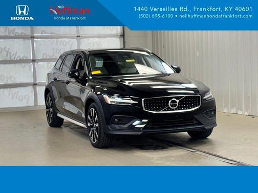Onyx Black Metallic 2025 Volvo V60 Cross Country Ultra, B5 AWD Gas (mild hybrid)