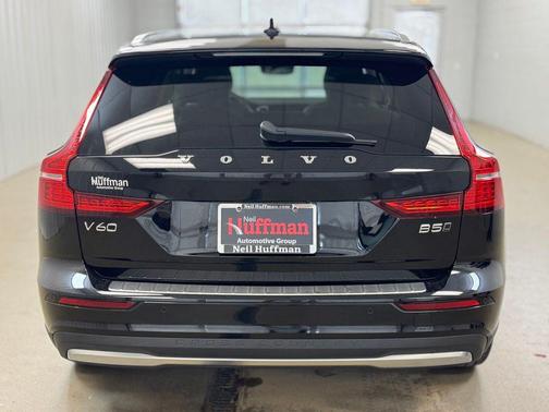 Onyx Black Metallic 2025 Volvo V60 Cross Country Ultra, B5 AWD Gas (mild hybrid)