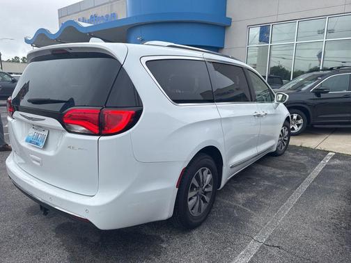 Bright White Clearcoat 2020 Chrysler Pacifica Touring-L Plus