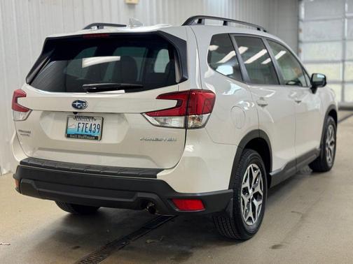 Crystal White Pearl 2023 Subaru Forester Premium