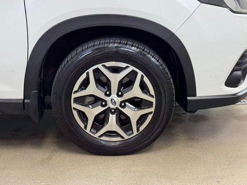 Crystal White Pearl 2023 Subaru Forester Premium