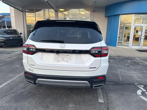 2023 Honda Pilot Touring 8-Passenger