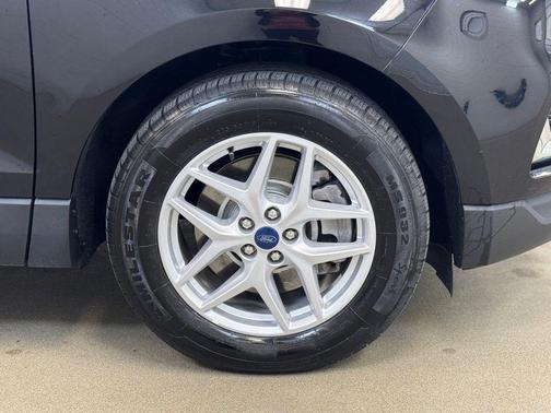Agate Black Metallic 2022 Ford Edge SEL