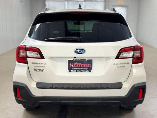 Crystal White Pearl 2019 Subaru Outback 3.6R Touring