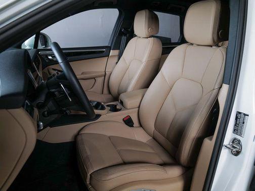 2025 Porsche Macan Turbo