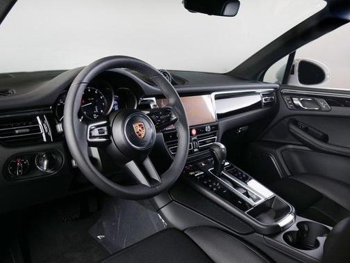 2025 Porsche Macan Turbo