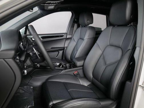 2025 Porsche Macan Turbo