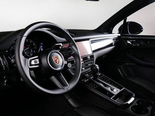 Gentian Blue Metallic 2026 Porsche Macan Macan
