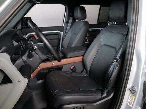 Hakuba Silver Metallic 2024 Land Rover Defender 110 P500 SE