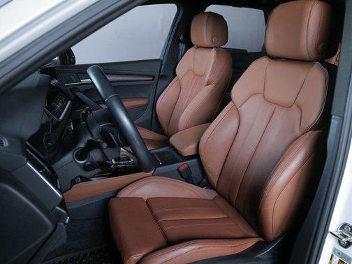 Glacier White Metallic 2023 Audi Q5 45 S line Prestige