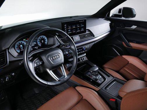 Glacier White Metallic 2023 Audi Q5 45 S line Prestige