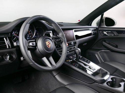 2025 Porsche Macan Turbo