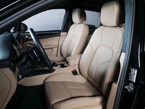 2025 Porsche Macan Turbo