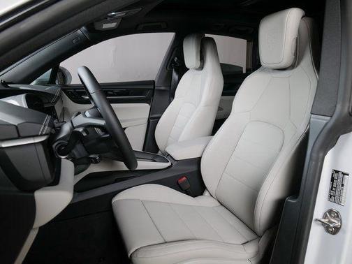 2025 Porsche Macan 4