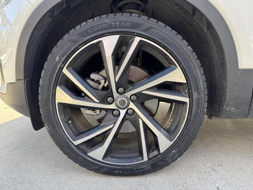 2021 Volvo XC40 T5 R-Design