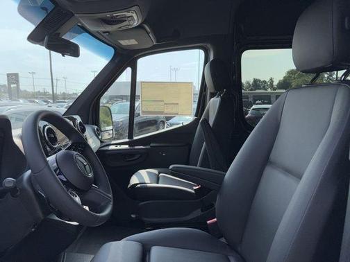 2025 Mercedes-Benz Sprinter 2500 144 WB Standard Roof Passenger