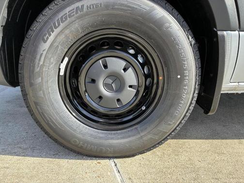 2025 Mercedes-Benz Sprinter 2500 144 WB Standard Roof Passenger