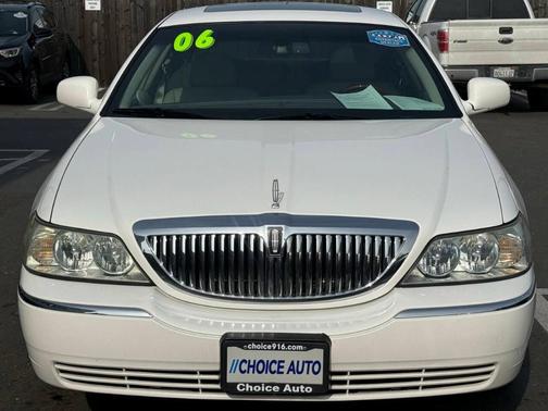2006 Lincoln Town Car Signature Limited