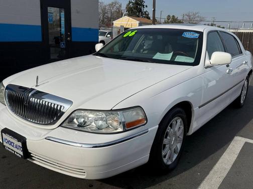2006 Lincoln Town Car Signature Limited