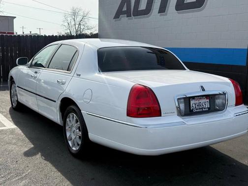 2006 Lincoln Town Car Signature Limited