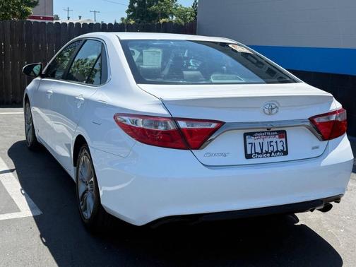 Super White 2015 Toyota Camry SE