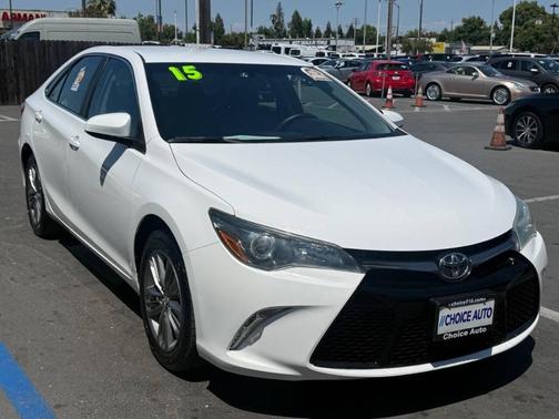 Super White 2015 Toyota Camry SE