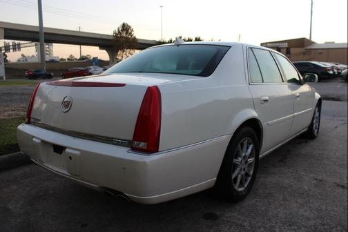 2011 Cadillac DTS Luxury Collection