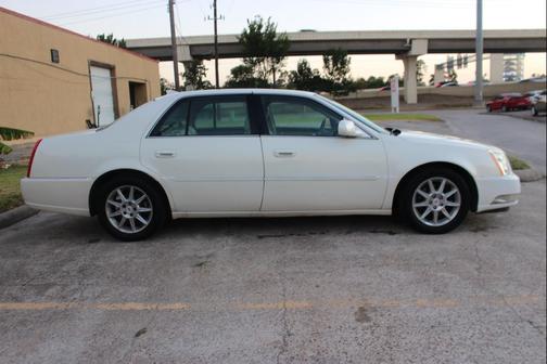 2011 Cadillac DTS Luxury Collection
