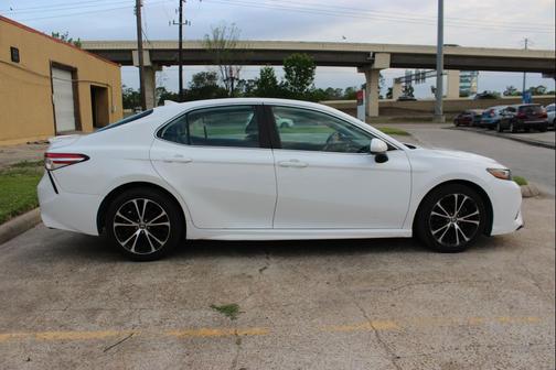 Super White 2020 Toyota Camry SE