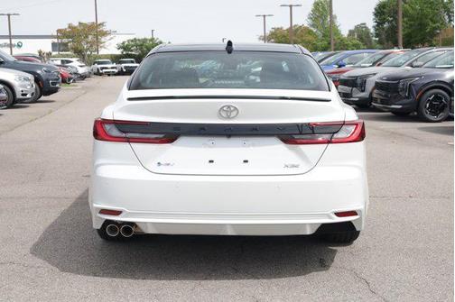 Wind Chill Pearl w/Midnight Black Metallic Roof 2026 Toyota Camry XSE