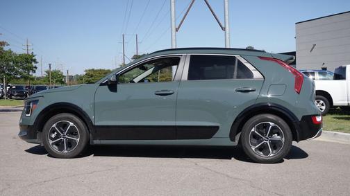 Cityscape Green 2023 Kia Niro SX