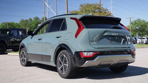 Cityscape Green 2023 Kia Niro SX